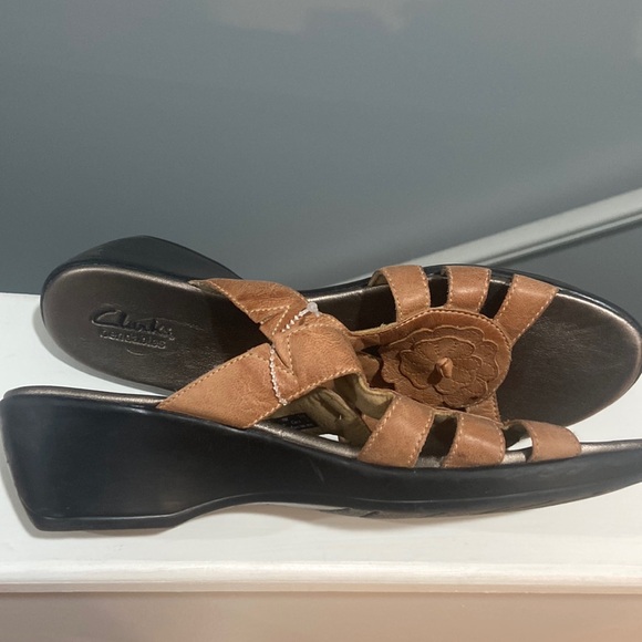 CLARKS Bendables Leather Wedge Sandals tan color Women's Sz 10M adorable flower - Picture 10 of 16